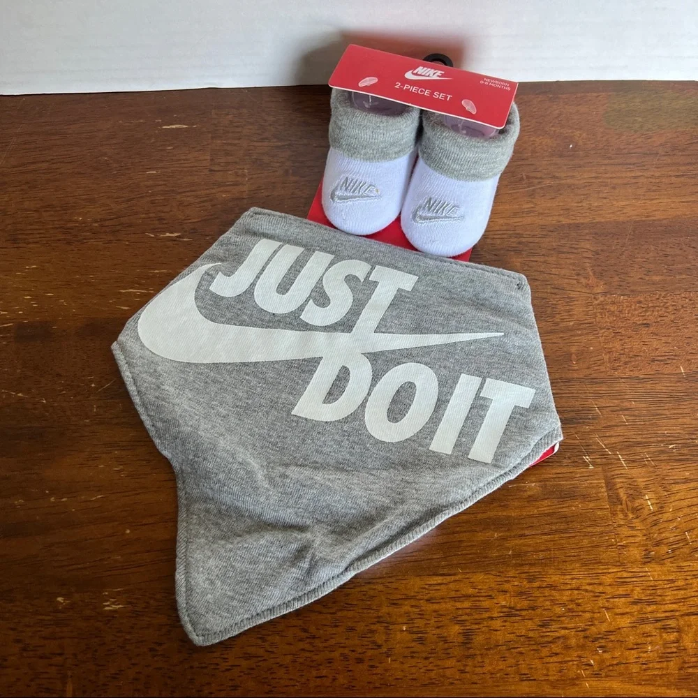 Nike baby bib and booties set